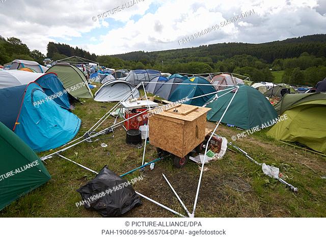 08 June 2019, Rhineland-Palatinate, Nürburg: On the camping site of the open-air festival ""Rock am Ring"" there are fallen tent poles which were knocked down...