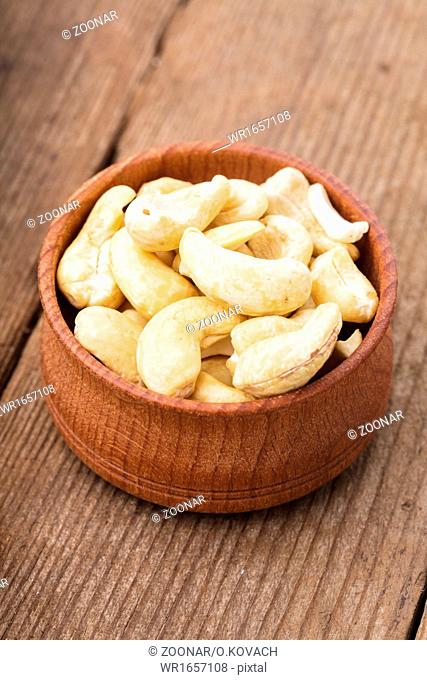 cashews in wooden bowl