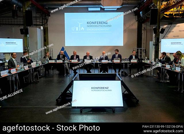 30 November 2023, Hamburg: Peter Tschentscher (6th from right, SPD), First Mayor of Hamburg, and the participants of the Energy Convention as part of the...