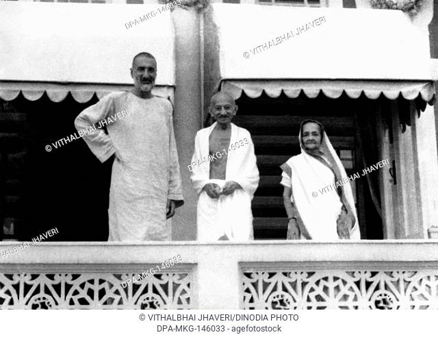 Khan Abdul Gaffar Khan ; Mahatma Gandhi and Kasturba Gandhi standing on a balcony ; Mumbai ; 1940 ; India NO MR