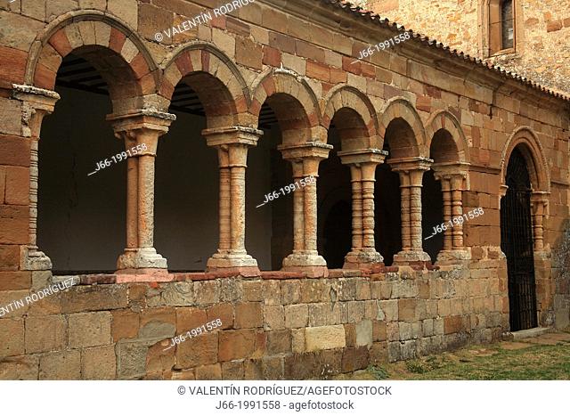 Church of St. Bartholomew (13th century), portico with arches, Atienza, Guadalajara province, Castilla-La Mancha, Spain