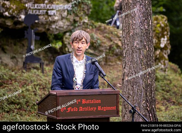 18 August 2021, Bavaria, Pegnitz: Wolfgang Nierhoff (Pegnitzer Community), First Mayor of Pegnitz, speaks in front of a memorial stone during a commemoration of...