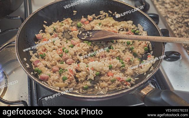 Derail of process to Cooking fried rice into pan