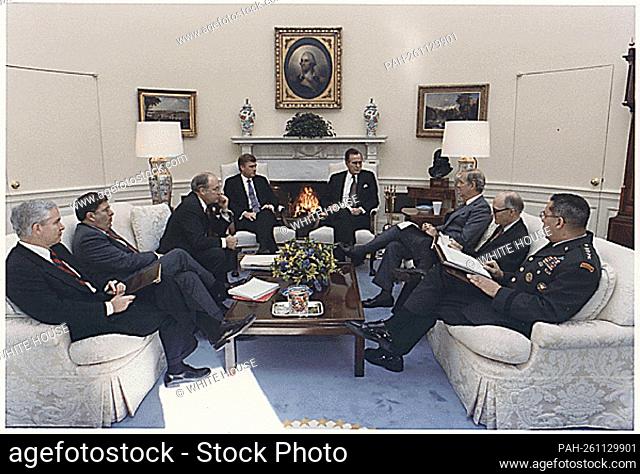 Washington, DC - January 15, 1991 -- United States President George H.W. Bush meets in the Oval Office with Chairman of the Joint Chiefs of Staff General Colin...