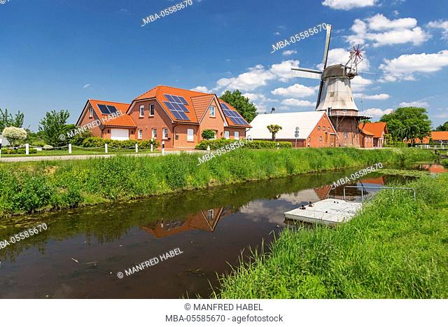 Warsingsfehn canal, windmill Warsingsfehn in Warsingsfehn, Moormerland, Eastern Frisia