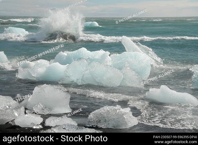 11 August 2022, Iceland, Diamond Beach: Diamond Beach is a tourist attraction in the south of Iceland. The ice chunks are washed out of Jökulsárlón
