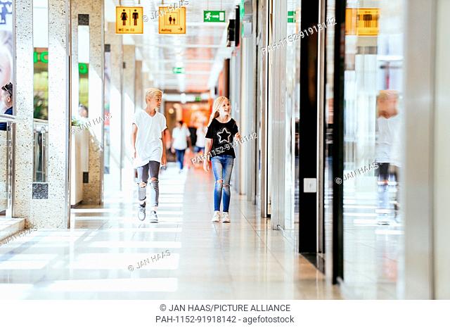 A boy and a girl run through a shopping mall, taken on 16/06/17 in Frankfurt (model released) | usage worldwide. - Frankfurt am Main/Hessen/Germany