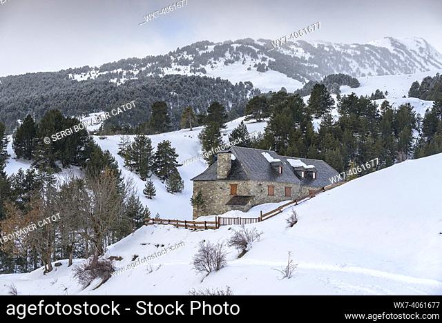 Route between Montgarri and Pla de Beret in winter with snow. Es de Cabau House (Aran Valley, Catalonia, Spain, Pyrenees)