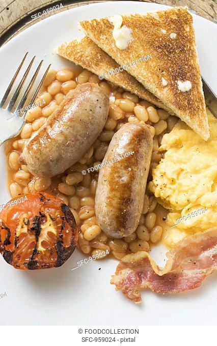 Baked beans with scrambled egg, sausages, bacon, tomato & toast