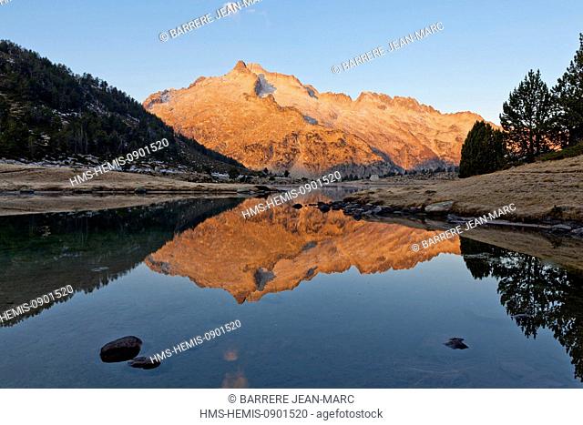 France, Hautes Pyrenees, Neouvielle peak (3091 m) and Aumar lake