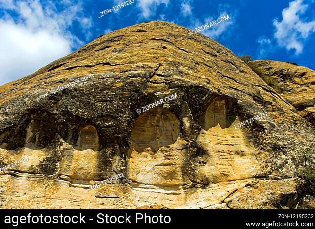 Steinschnitzereien in der äusseren Felswand der orthodoxen Felsenkirche Mikael Mellehayzengi, Tsaeda Amba, Tigray, Äthiopien / Stone carvings at the rock face...