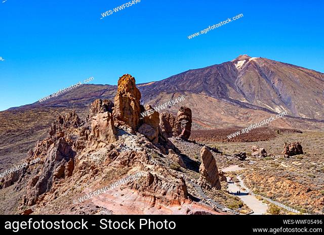 Spain, Santa Cruz de Tenerife, Roques de Garcia formation in Teide National Park with Mount Teide in background