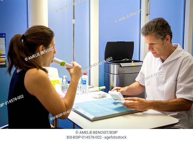 Reportage in an allergy specialist practice in Geneva. A patient takes a spirometry test