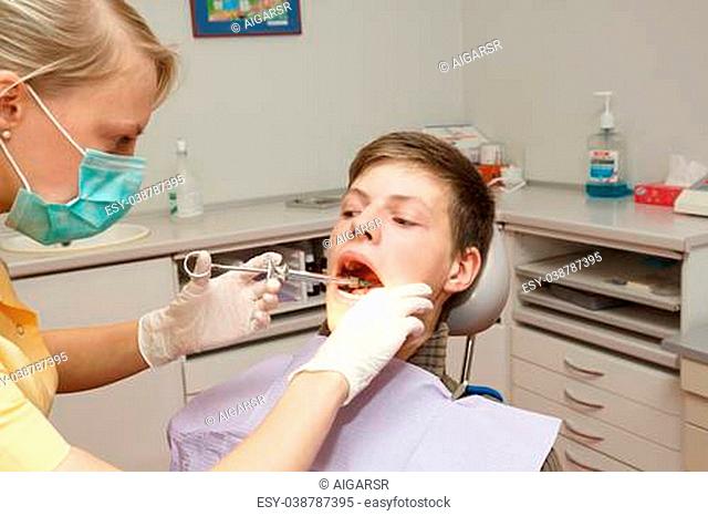 a dentist make anesthesia before dental treatment