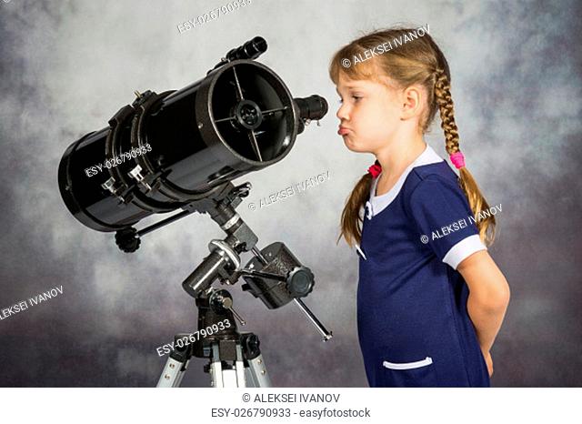 Girl disappointed by what he saw in the telescope