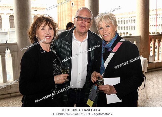 08 May 2019, Italy, Venedig: During the pre-opening period of the Venice 2019 Art Biennale, Dunja Siegel (l-r), art lover, Walter Storms, gallery owner