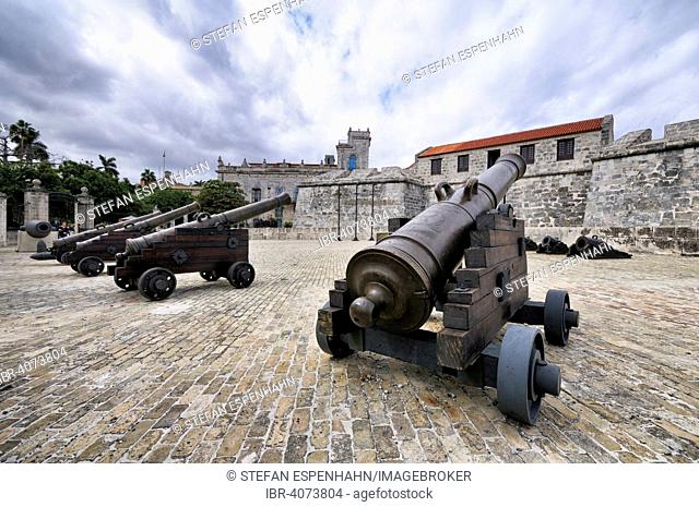 Cannon at the Spanish fortress Castillo de la Real Fuerza, at the back the Palacio del Segundo Cabo, historic centre, La Habana Vieja, Havana