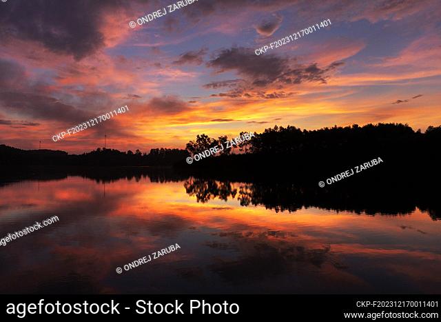 sunrise on lake close of tea fields (CTK Photo/Ondrej Zaruba)