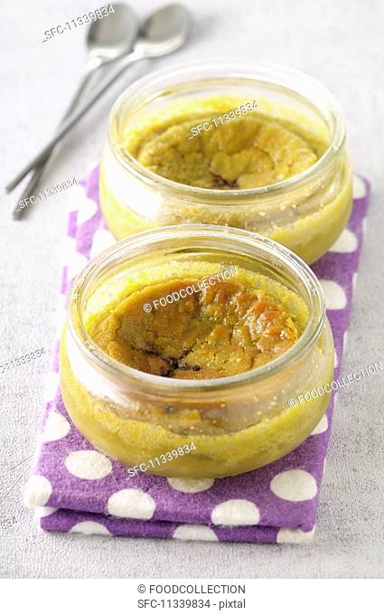 Moelleux pistache chocolat (warm pistachio cake in jars with a soft chocolate core, France)