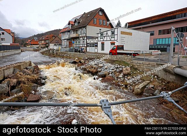 15 January 2023, Saxony-Anhalt, Wernigerode: Masses of water turn the Holtemme at the Steinerne Renne into a raging river