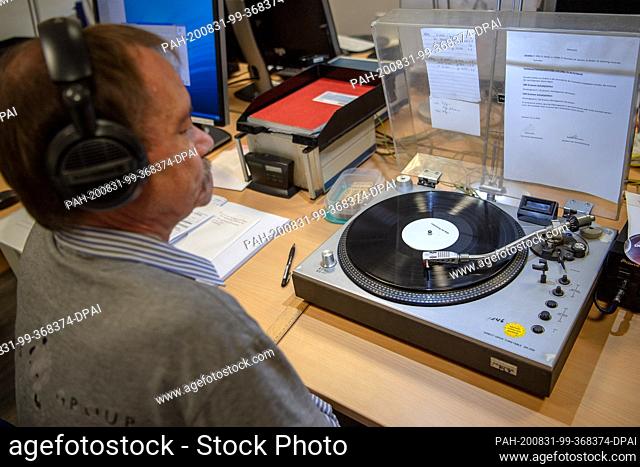 20 August 2020, Lower Saxony, Diepholz: A record is listened to in rehearsal after production. Not only nostalgics rely on vinyl
