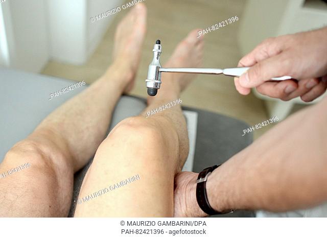 ILLUSTRATION - A doctor testing the reflexes of a patient with a plexor at a general practitioner's office in Minden, Germany, 29 July 2016