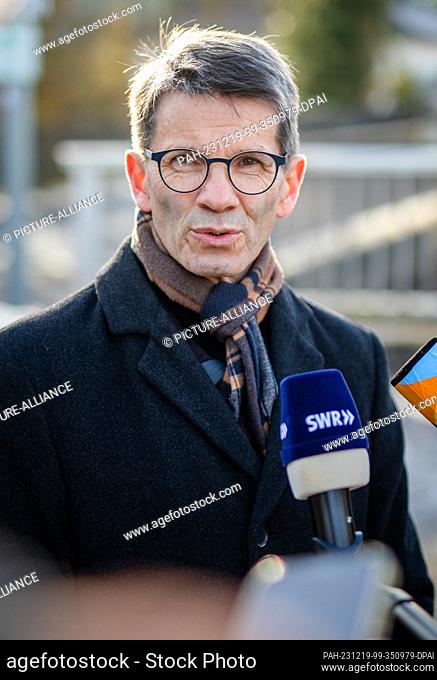 19 December 2023, Baden-Württemberg, Bingen-Hitzkofen: Jochen Fetzer, Mayor of Bingen, makes a press statement after the discovery of a child's body