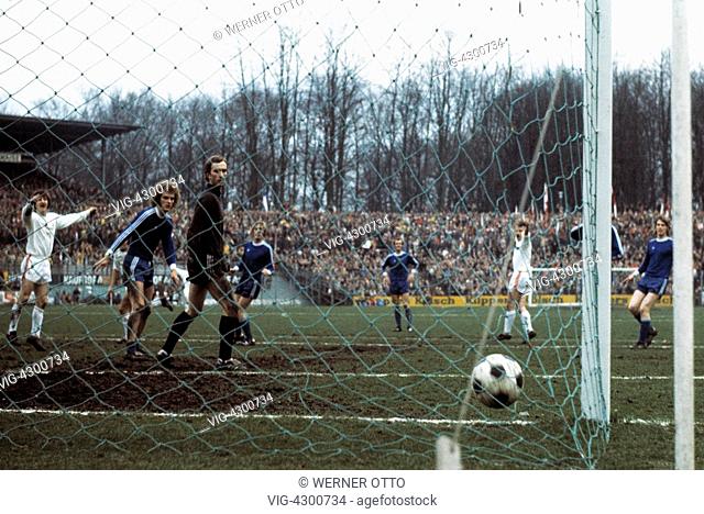 football, Bundesliga, 1974/1975, Radrennbahn Muengersdorf, 1. FC Cologne versus Hertha BSC Berlin 2:1, Heinz Flohe (FC) scores a goal for 2:0, f.l.t.r
