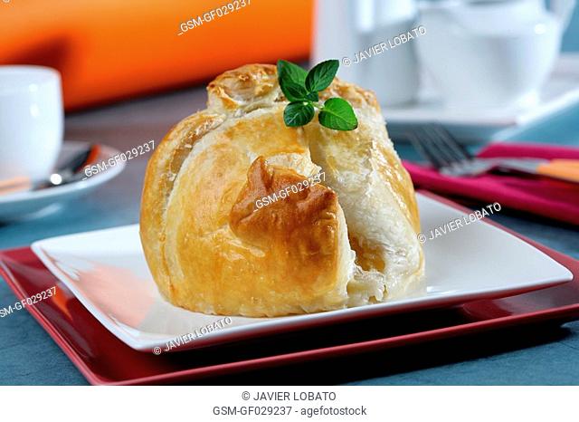 Apples filled with cream and wrapped with puff pastry