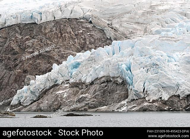 28 September 2023, Norway, Pyramiden: The Nordenskiöldbreen glacier in the Billefjord. Photo: Sebastian Kahnert/dpa. - Pyramiden/Svalbard/Norway
