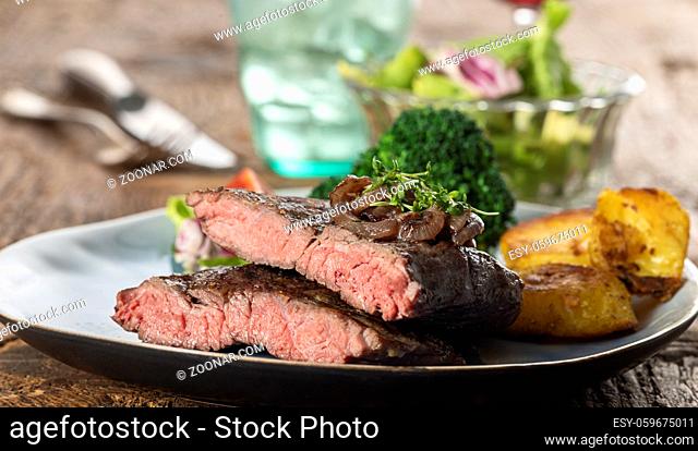 Hälften eines Steaks auf dem Teller