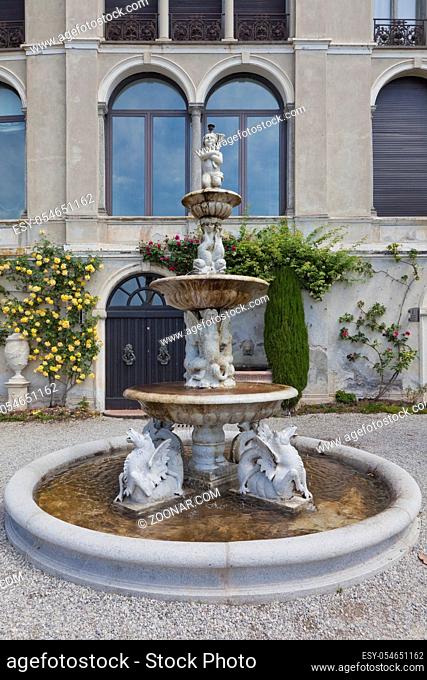 Schöner Springbrunnen im Park der Villa Monastero am Comer See in der Nähe von Varenna in Italien