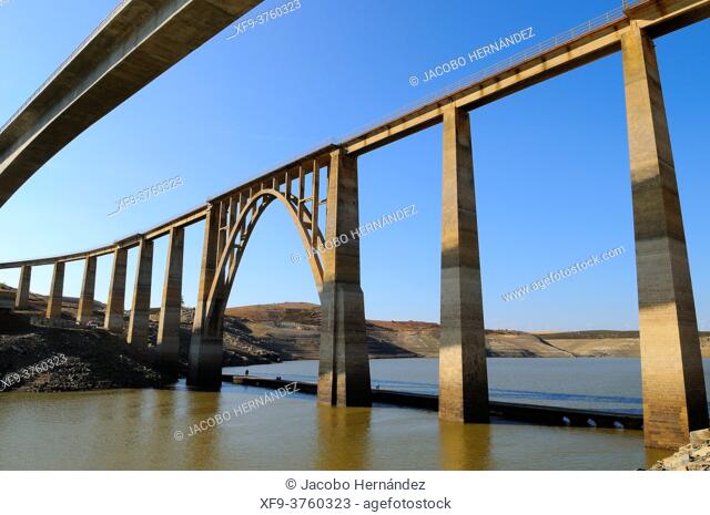 Los Tres Puentes viaduct. Manzanal del Barco. Esla river. Ricobayo reservoir. Zamora province. Castillla y León. Spain