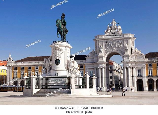 Arch of Triumph Arco da Rua Augusta, equestrian statue of King Jose I, Baixa, Lissabon, Portugal