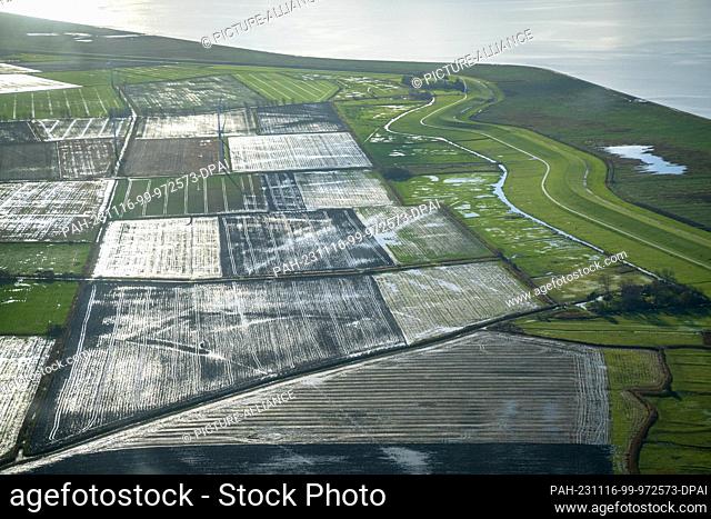 16 November 2023, Lower Saxony, Borkum: Water stands in the fields behind the dyke on the North Sea coast. Photo: Sina Schuldt/dpa