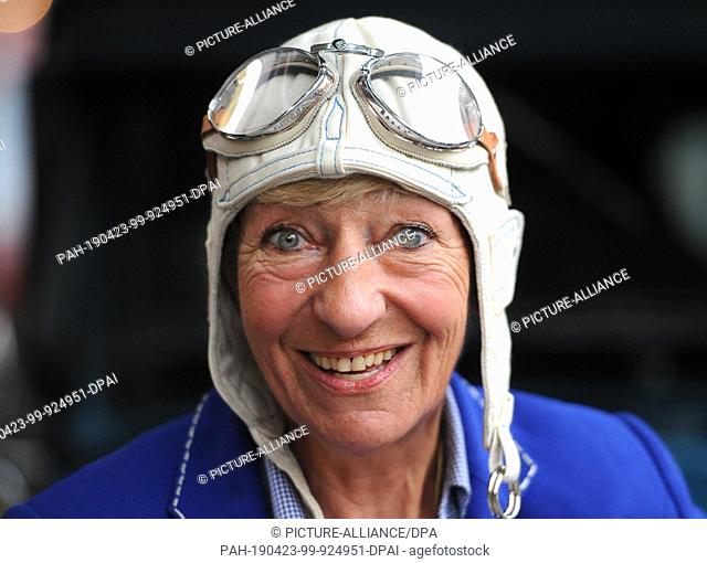 FILED - 24 July 2014, Berlin: The former racing driver Heidi Hetzer poses with racing cap and glasses. Berlin rally driver Heidi Hetzer is dead