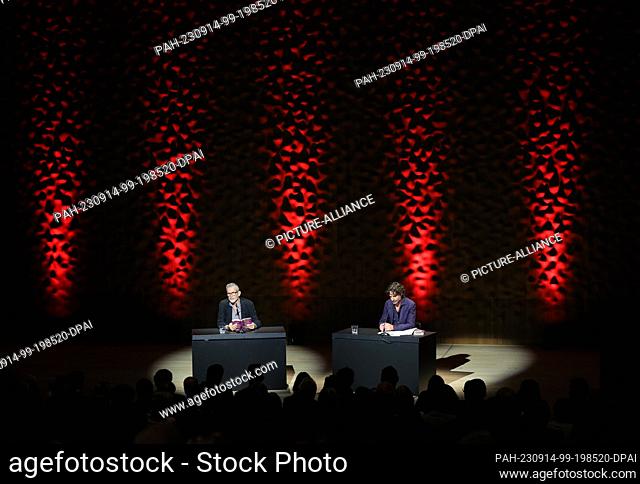 14 September 2023, Hamburg: Moritz Rinke (r), author, and Ulrich Matthes, actor, read at the opening of the 15th Harbour Front Literature Festival in the Small...