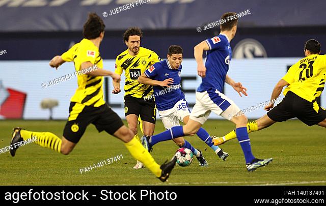 Amine HARIT (FC Schalke 04), action, duels versus Thomas DELANEY (Borussia Dortmund). Soccer 1st Bundesliga, 22nd matchday