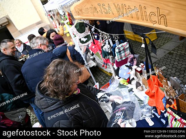 29 November 2023, Rhineland-Palatinate, Mainz: Visitors to the Christmas market for prisons (JVAs) in the courtyard of the Rhineland-Palatinate Ministry of...