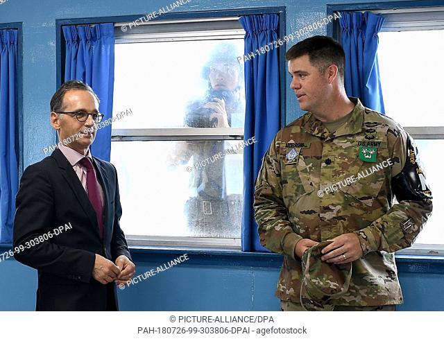26.07.2018, South Korea, Panmunjeom: Heiko Maas (L, SPD), Federal Foreign Minister, talks to Sean Morrow, Commander of UNCSB-JSA (United Nations Command...