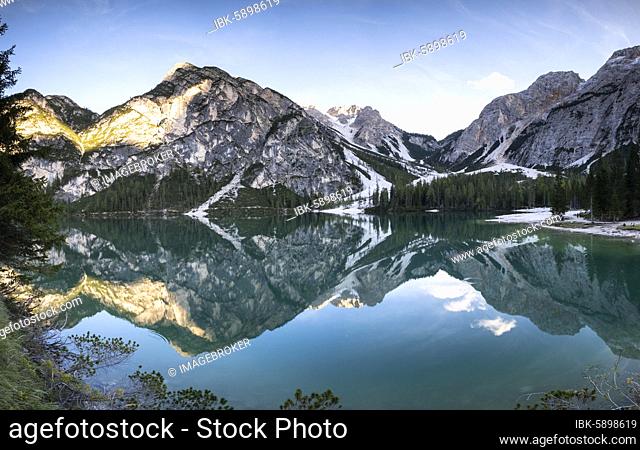 Lake Prags Lake, Lago di Lake Prags, Lake Prags Valley, Lake Prags, Dolomites, South Tyrol, Alto Adige, Italy, Europe