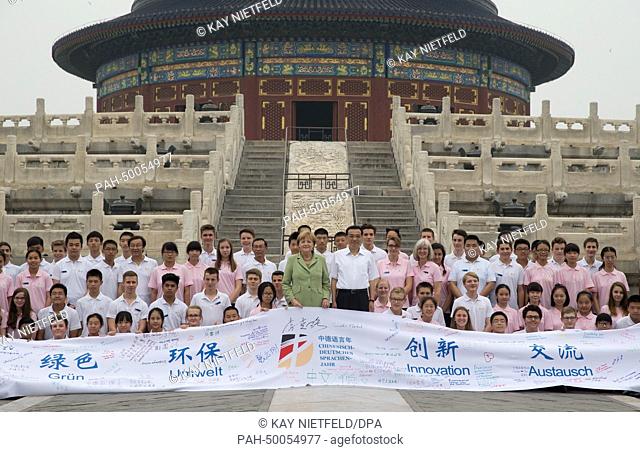 German chancellor Angela Merkel (CDU) and Chinese Premier Li Keqiang pose with German and Chinese pupils in front of the Temple of Heaven in Beijing, China