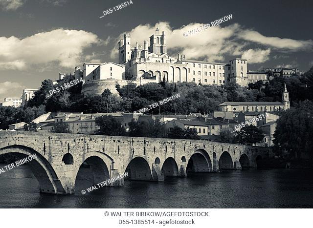 France, Languedoc-Roussillon, Herault Department, Beziers, Cathedrale St-Nazaire cathedral and the Pont Vieux bridge