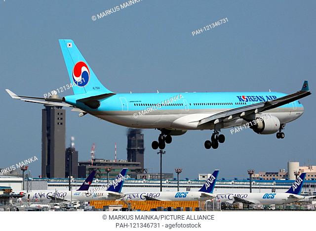 Tokyo, Japan – 16. May 2014: Korean Air Flugzeug Airbus A330 at Tokyo Narita (NRT) in Japan. | usage worldwide. - Tokyo/Japan