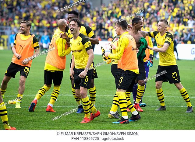 The Dortmund players are happy about the victory, jubilation, cheering, cheering, joy, cheers, celebrate, final jubilation, whole figure, landscape, dancing