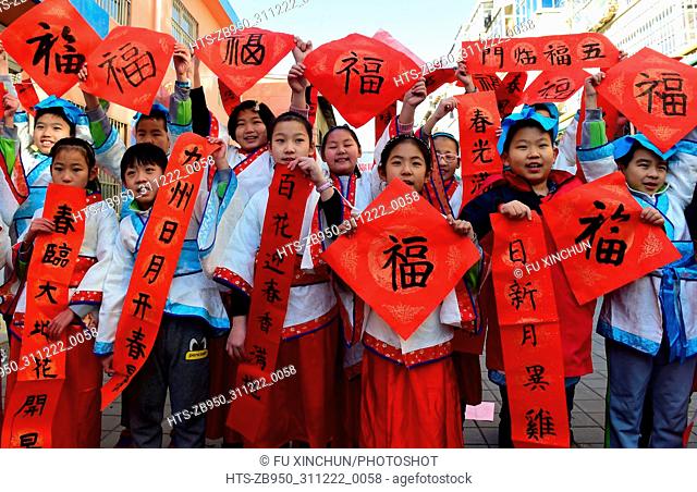 (180205) -- CANGZHOU, Feb. 5, 2018 () -- Pupils of Chinese calligraphy hobby group present spring festival couplets written by themselves at a community in...