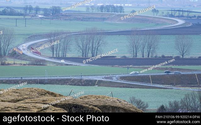 29 December 2020, Saxony-Anhalt, Halberstadt: From the Klusfelsen near Halberstadt you have this view of a winding country road