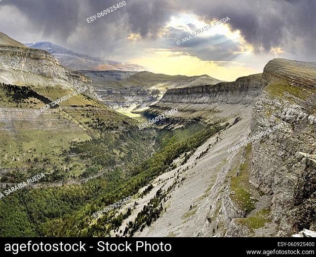 General view of the Natural Park from Ordesa. Monte perdido