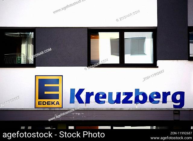 Koblenz, Deutschland ? April 08, 2018: Das Schild des Lebensmittelmarktes Edeka Kreuzberg über dem Eingang am 08. April 2018 in Koblenz
