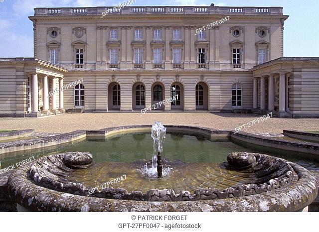 FOUNTAIN AND INNER COURTYARD OF THE CHATEAU DE BIZY, VERNON, EURE 27, NORMANDY, FRANCE